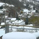 à Avec Terrasse Et Jardin Clôturé Chalet