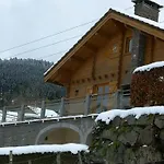 à Avec Terrasse Et Jardin Clôturé Chalet