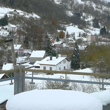 A Avec Terrasse Et Jardin Cloture Chalet